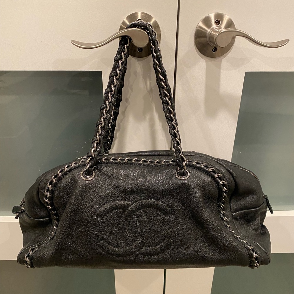 authentic CHANEL Luxe Ligne Bowler Bag